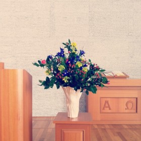 教会への生け込み　アイリス、菜の花、ヒペリカム、椿